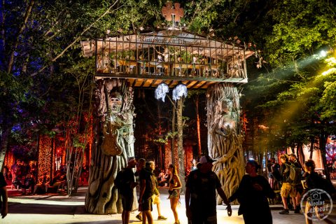 il s'agit de photos d'ambiance, public et infrastructure du Hellfest 2023 festival métal à Clisson