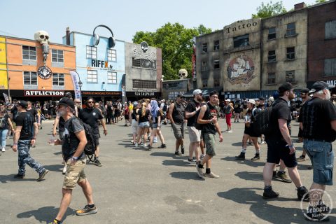il s'agit de photos d'ambiance, public et infrastructure du Hellfest 2023 festival métal à Clisson