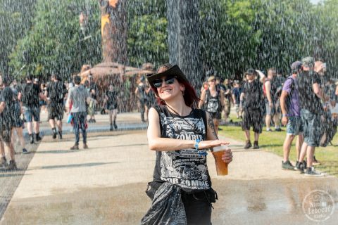 il s'agit de photos d'ambiance, public et infrastructure du Hellfest 2023 festival métal à Clisson