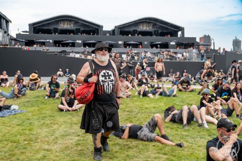 il s'agit de photos d'ambiance, public et infrastructure du Hellfest 2023 festival métal à Clisson