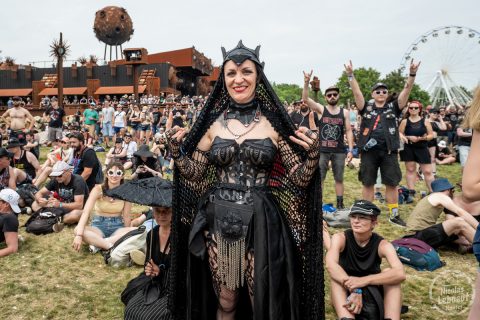il s'agit de photos d'ambiance, public et infrastructure du Hellfest 2023 festival métal à Clisson