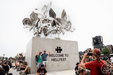 il s'agit de photos d'ambiance, public et infrastructure du Hellfest 2023 festival métal à Clisson
