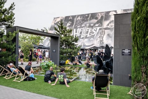 il s'agit de photos d'ambiance, public et infrastructure du Hellfest 2023 festival métal à Clisson