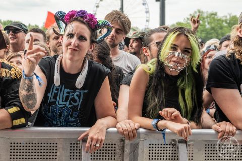 il s'agit de photos d'ambiance, public et infrastructure du Hellfest 2023 festival métal à Clisson