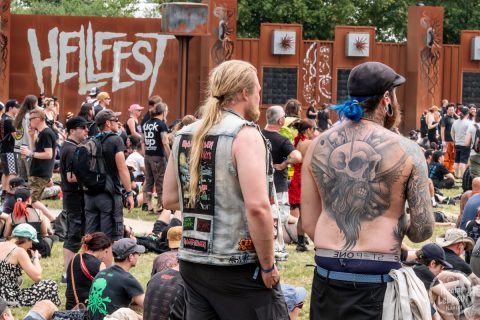 il s'agit de photos d'ambiance, public et infrastructure du Hellfest 2023 festival métal à Clisson